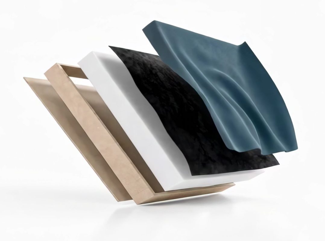 Las cuatro capas del Absorbente Premium desplegadas en el aire: marco de HDF, lana, tela no tejida negra, tejido