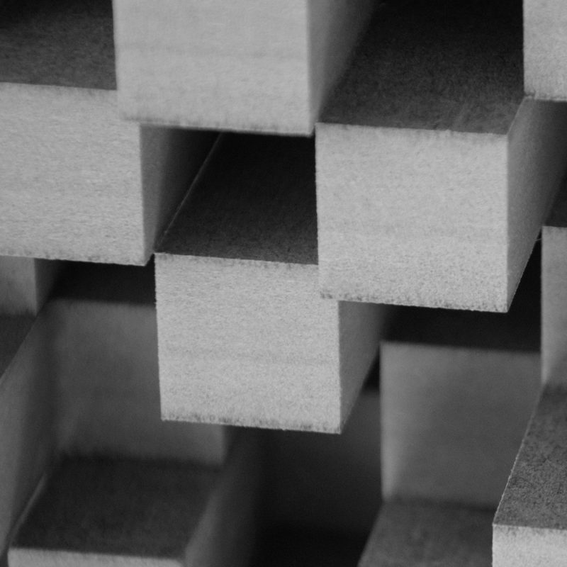 Primer plano de la estructura tridimensional de bloques del panel Skyline City con luz lateral