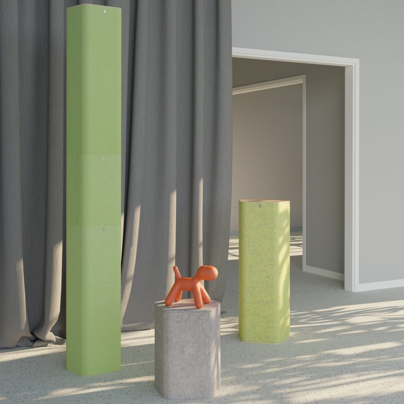 Tótems Pro.Felt de colores en el rincón de un interior doméstico