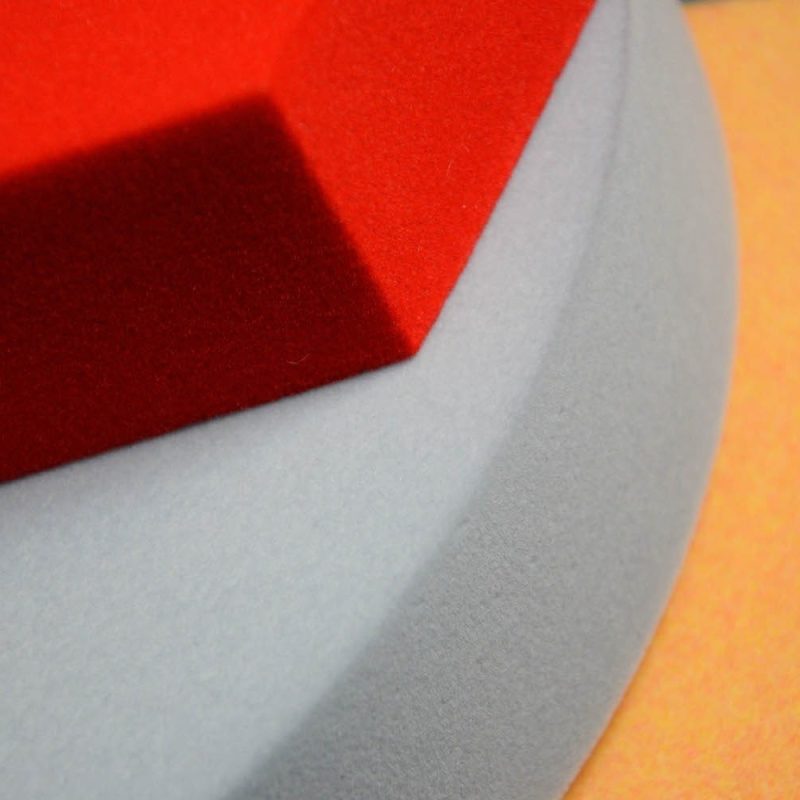 Primer plano de la superficie flocada de los paneles Foamly en tres colores - rojo, gris y naranja