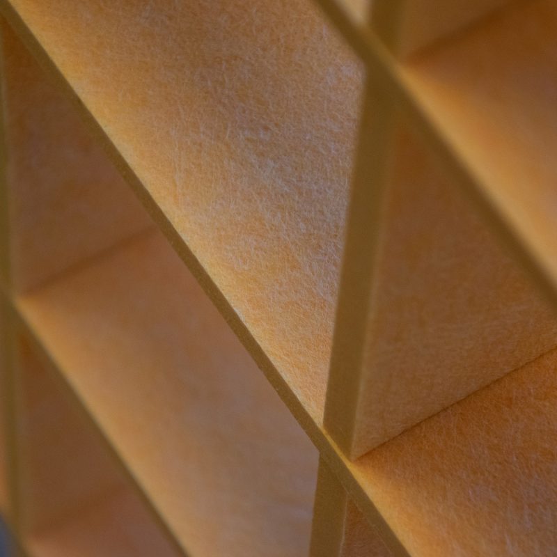 Un detalle de las lamas verticales de fieltro Pro.Felt